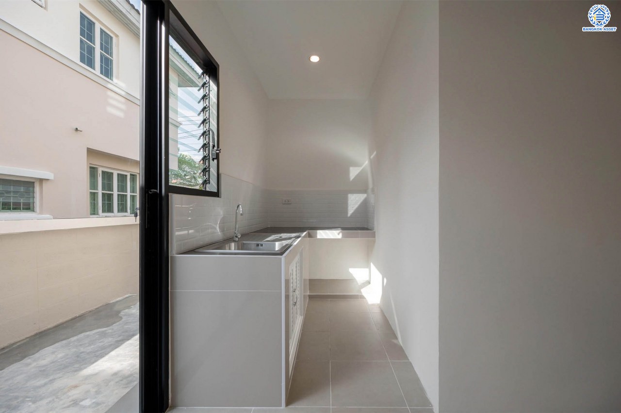 บ้านมือสองตกแต่งใหม่ โครงการ ชัยพฤกษ์ ติวานนท์-ราชพฤกษ์1หลังมุม เนื้อที่ 53.5 ตร.ว. ฟังก์ชัน 3 ห้องนอน 2 ห้องน้ำ จอดรถได้ 2 คัน สภาพแวดล้อมดี บนทำเลศักยภาพ หน้าโครงการติดถนนใหญ่ เชื่อมต่อถนนราชพฤกษ์ ใกล้จุดขึ้นทางด่วน "ศรีสมาน" ใกล้ห้าง "เซ็นทรัลเวสเกต" และ "โรบินสันศรีสมาน"